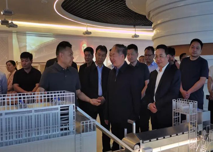 襄城考察团走进leyu·乐鱼
，共谋酸辣粉产业发展新路径